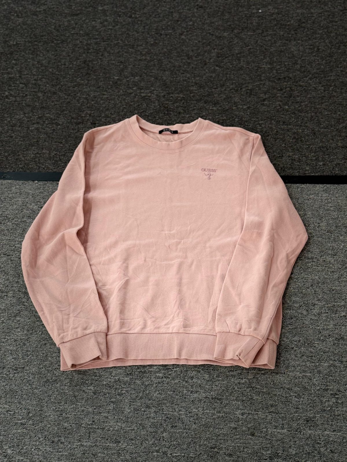 Chompa Guess Rosado Minimalista