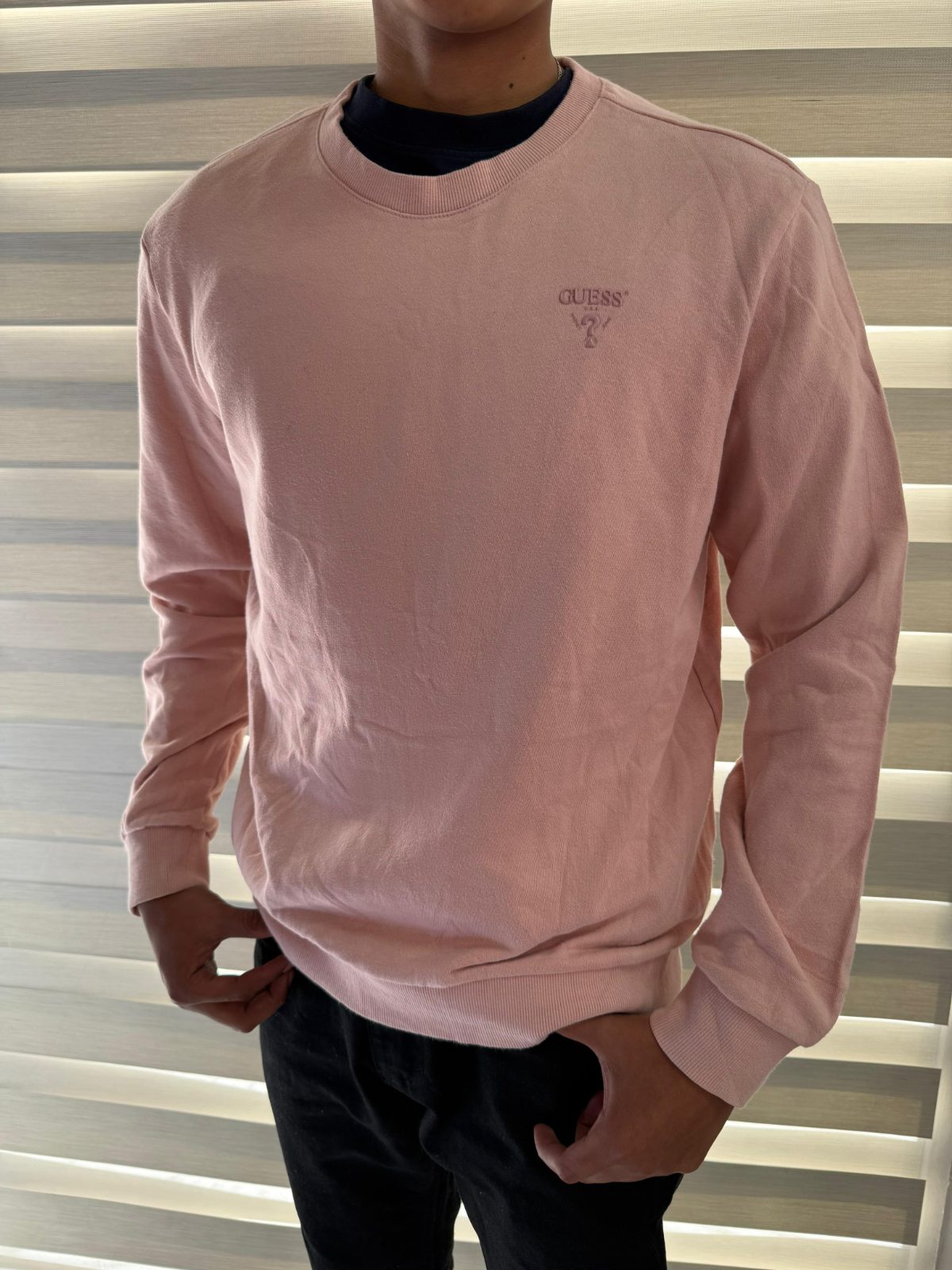 Chompa Guess Rosado Minimalista