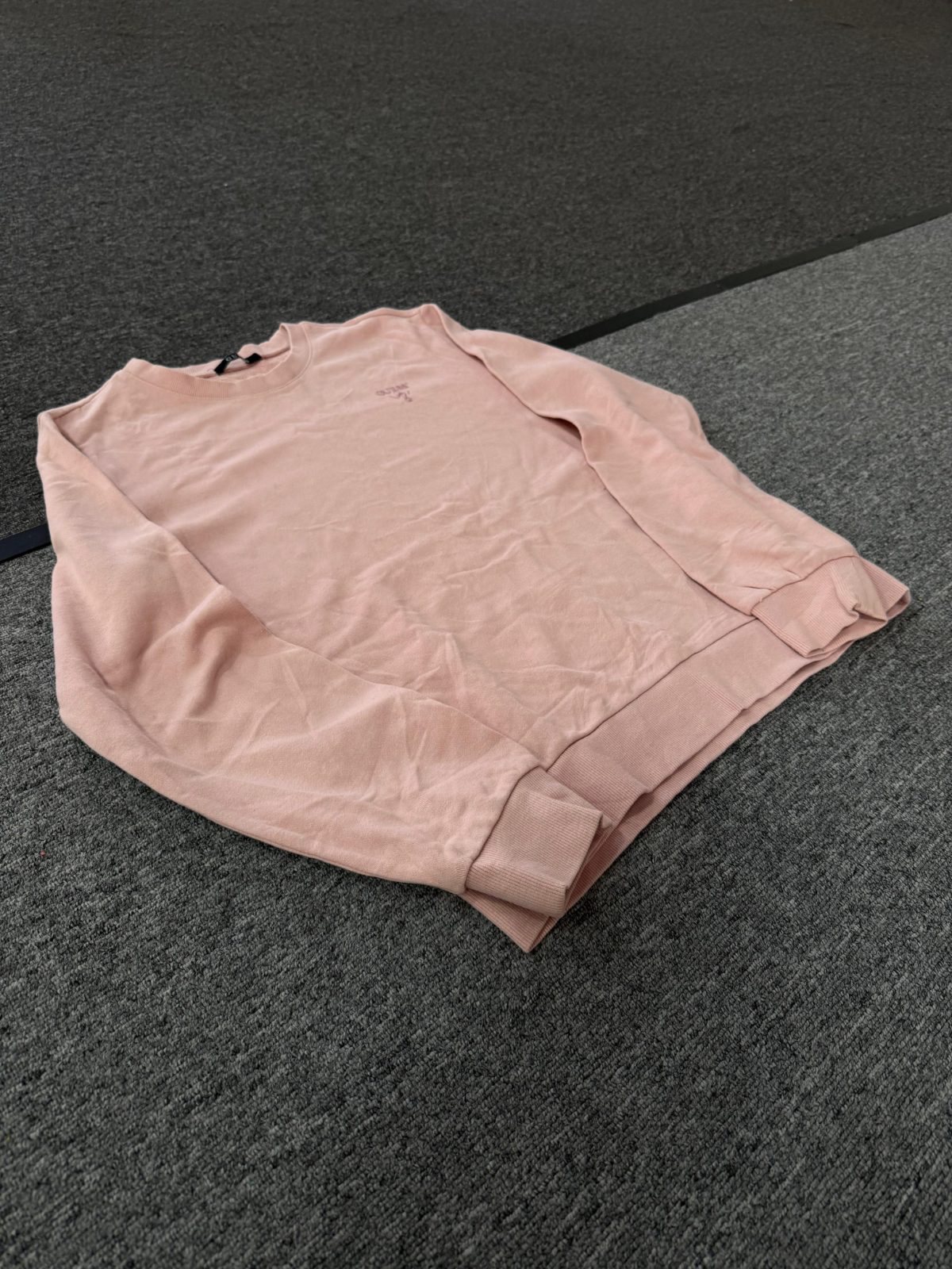 Chompa Guess Rosado Minimalista 4
