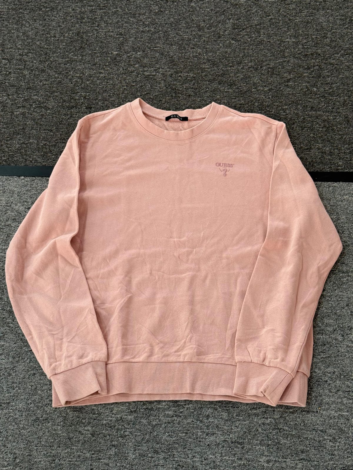 Chompa Guess Rosado Minimalista 3