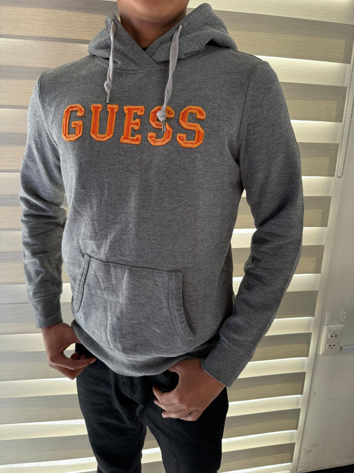 Chompa Guess Gris con Logo Naranja