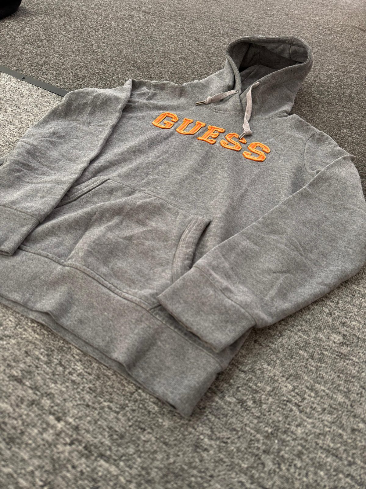 Chompa Guess Gris con Logo Naranja