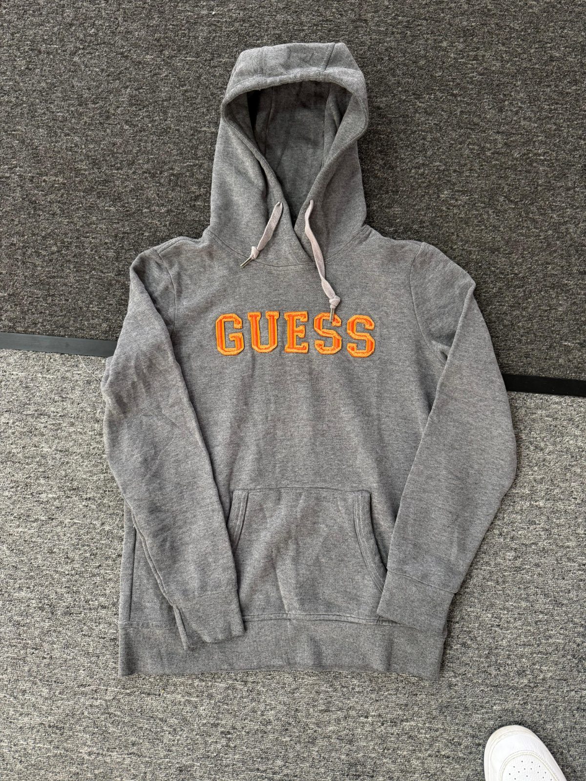 Chompa Guess Gris con Logo Naranja 3