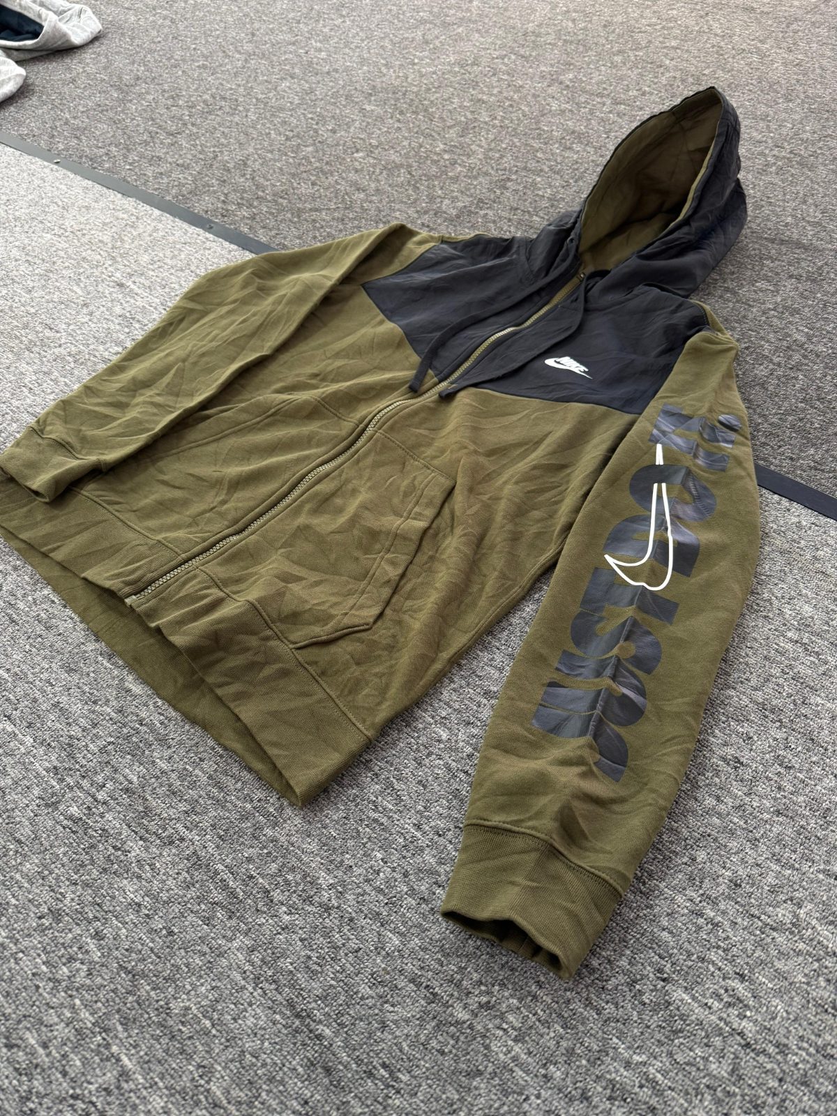 Chompa Nike con Capucha Verde Militar