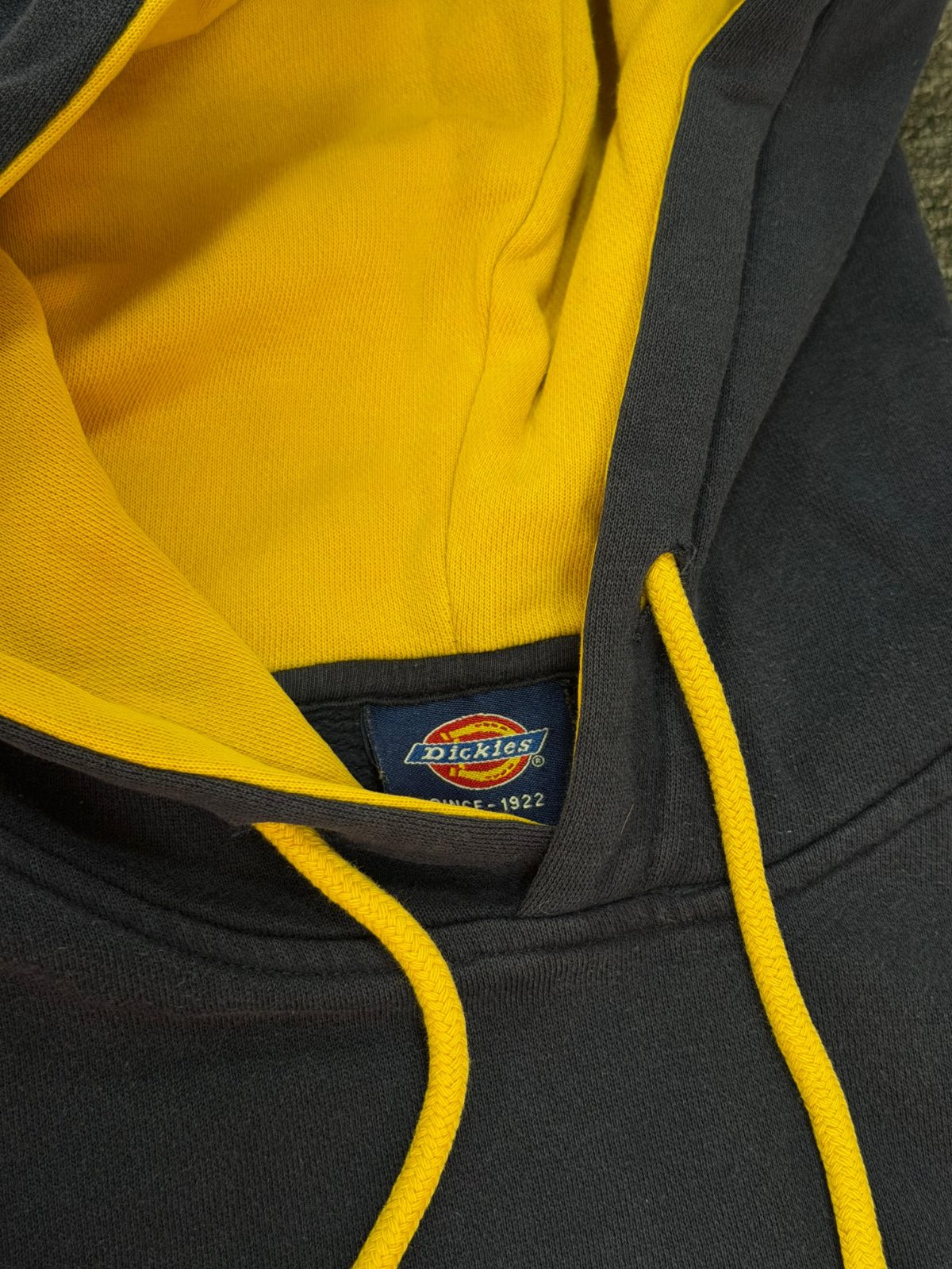 Chompa Dickies Logo Amarillo